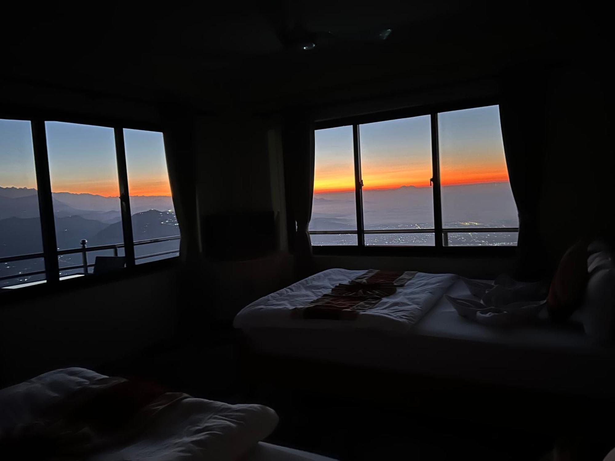 Hotel Pristine Himalaya ポカラ エクステリア 写真