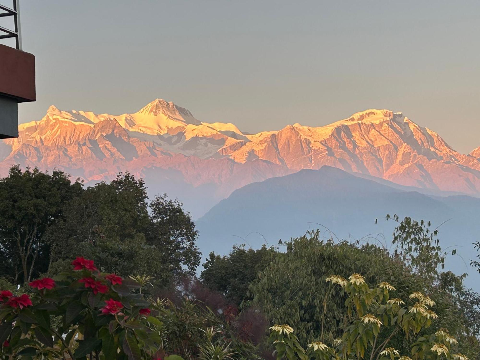 Hotel Pristine Himalaya ポカラ エクステリア 写真